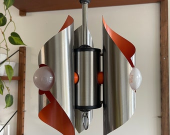 Midcentury wokkel hanglamp, 3 cilinders . Aluminium Ruimtetijdperk lamp met oranje. Space age jaren 60- 70 plafondlamp