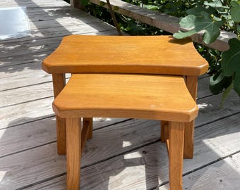 Mesas nido de estilo brutalista, juego de dos mesas auxiliares. Mimiset años 70, roble claro macizo rubio.