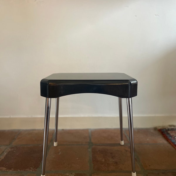 Tabouret, banc, repose-pieds, table noire vintage en bakélite des années 1960 - avec pieds chromés