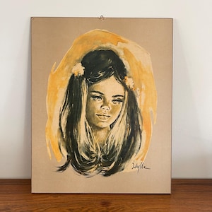 Puede incluir: Un retrato vintage de una mujer con cabello largo y oscuro y una expresión serena. La obra de arte está realizada en acuarela con una paleta de colores cálidos, con tonos de marrón, negro y amarillo. La firma del artista, "Jolyllle", es visible en la esquina inferior derecha.