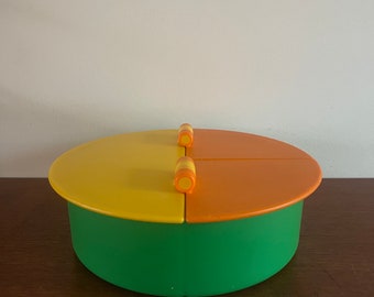 Caja de almacenaje vintage de Ikea, de Knut y Marianne Hagberg. Diseño sueco. Contenedor redondo naranja, amarillo y verde.