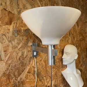 Midcentury uplighter wall lamp, RAAK Amsterdam Space age, white. 60s - 70s modern lamp
