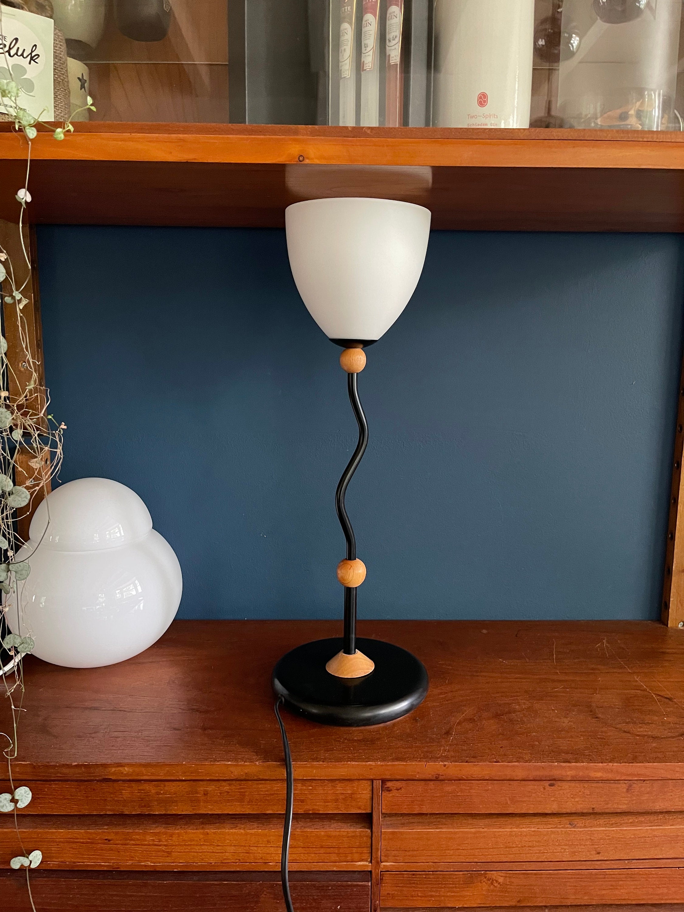 Memphis style lamp / table lamp with corrugated stem, black metal with wood, 80s - eighties modern lamp