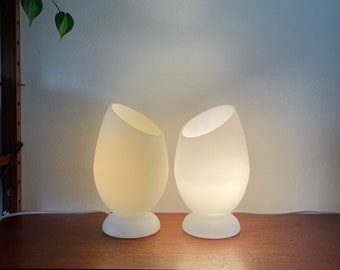 Vintage-Tischlampe aus weißem Glas von Happy Light. Tischlampe, Glaslampe aus weißem Glas. Moderne Lampe aus der Mitte des Jahrhunderts.