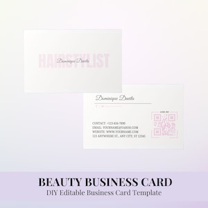 Könnte beinhalten: Zwei weiße Visitenkarten mit rosa Text. Eine Karte lautet "HAIRSTYLIST" und "Dominique Davila". Die andere Karte enthält Kontaktinformationen, einen QR-Code und den Namen "Dominique Davila". Der Text unten lautet "BEAUTY BUSINESS CARD DIY Editable Business Card Template".