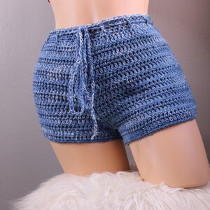 K&ouml;nnte beinhalten: Blaue H&auml;kelshorts mit einem wei&szlig;en Bindedetail. Die Shorts sind aus einem strukturierten Garn gefertigt und haben eine lockere Passform.