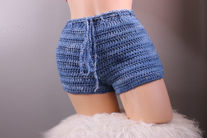 K&ouml;nnte beinhalten: Blaue H&auml;kelshorts mit einem wei&szlig;en Bindedetail. Die Shorts sind aus einem strukturierten Garn gefertigt und haben eine lockere Passform.