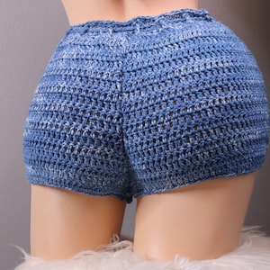 K&ouml;nnte beinhalten: Blaue H&auml;kelshorts mit einem wei&szlig;en und blauen Marmormuster. Die Shorts sind aus einem lockeren, offenen Gewebe gefertigt.