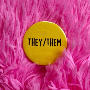 Pronoun badges