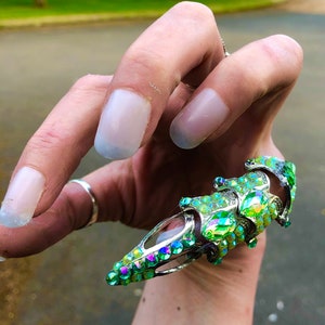 Traje Esmeralda Articulado Anillo de armadura de garra Aleación de metal personalizada con piedras preciosas AB verdes