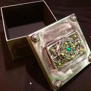 Caja de cartón dura personalizada decorativa de aspecto vintage en negro, plata y verde con piedras preciosas de color verde esmeralda y salvia