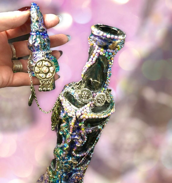 Zaubertrank Flasche Schöne Klare Glasflasche, hoch dekoriert, personalisiert mit skulpturalen Stücken, AB Kristallen und Kette angebrachter Korkdeckel