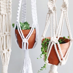 Macrame Plant Hanger / Modern Macrame Plant Hanger / NATURAL / Macrame Plant Holder // Macrame / Home Decor / Boho / Boho Style