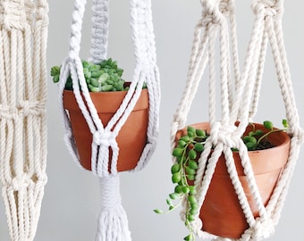 Macrame Plant Hanger / Modern Macrame Plant Hanger / NATURAL / Macrame Plant Holder // Macrame / Home Decor / Boho / Boho Style