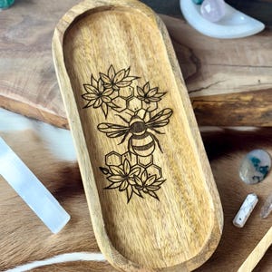 Bij en bloemen gegraveerd mangohouten sleutelhanger portemonnee munt heidense occulte hekserij spiritueel cadeau idee valet lade altaar decor kristallen kom tarot