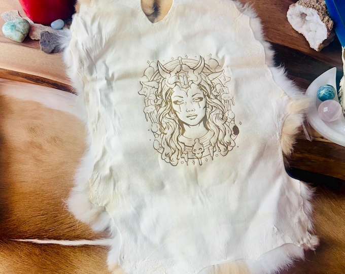 Hecate Goddess Rabbit Hide Altar Cloth – Greek Pagan Ritual Centerpiece Mat – Genuine Fur (12"–16″)