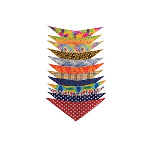Puede incluir: Una pila de diez pañuelos de cuello estilo bandana de colores. Los bandanas tienen una variedad de patrones, incluyendo lunares, cuadros, tie-dye e estampado de animales.