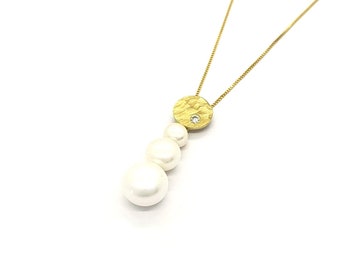 Natural freshwater pearl and diamond 14K hammered gold circle necklace on yellow gold chain