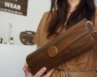 Elegant wooden bag for summer with silver chain