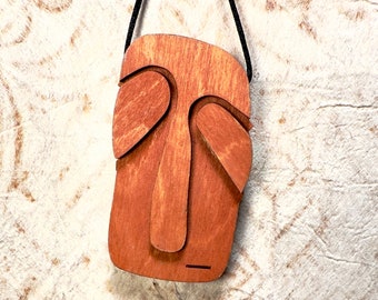 Bemustes Tiki-Ornament