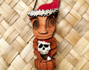 Décoration tiki du père Noël avec crâne de père Noël