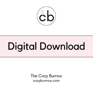 Pode incluir: Um ret&acirc;ngulo rosa com o texto "Download digital" em preto. Abaixo do ret&acirc;ngulo est&aacute; o texto "The Cozy Burrow" e o endere&ccedil;o do site "cozyburrow.com". Um c&iacute;rculo branco com contorno preto cont&eacute;m as letras "cb" e uma pequena ilustra&ccedil;&atilde;o de coelho branco.