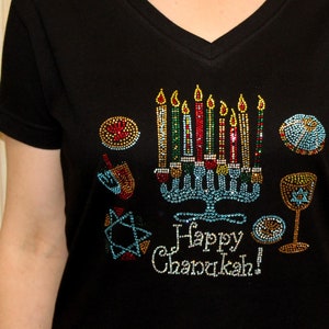 Camisa de mujer con cuello en V, adornada con pedrería, diseño de Janucá y menorá de Janucá