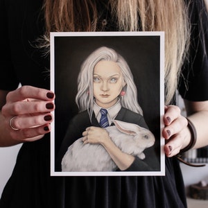 Stampa su carta di una ragazza con un coniglio bianco dipinto a olio. Ritratto di arte fine di magia nera. Decorazione murale di coniglio. Coniglietto bianco di arte fine scura