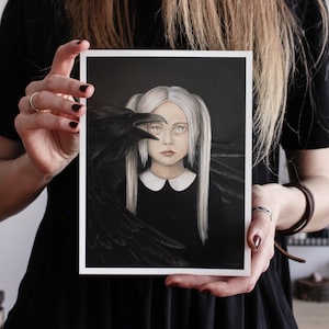 Un corvo e una ragazza ritratto scuro dipinto a olio stampa su carta. Decorazione artistica mistica da parete. Una ragazza e un uccello nero stampa artistica