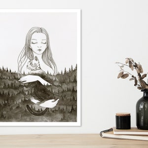 Una ragazza con un gatto del cielo stellato in una foresta nebbiosa. Stampa artistica surrealista ad acquerello su carta. Surrealismo in bianco e nero