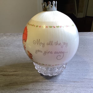 Vintage 1983 Hallmark Cards Ball Ornament White Satin Bulb-Que toda la ALEGRÍA que regalas regrese a ti este día de Navidad