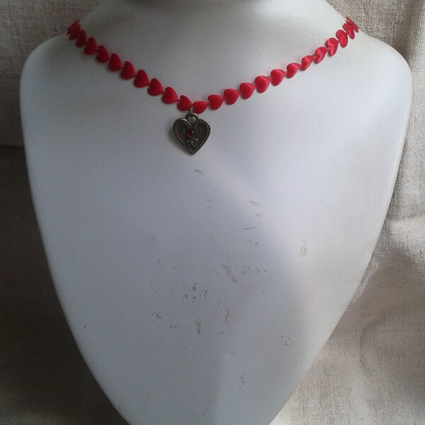 collier ras de cou "coeurs rouges"