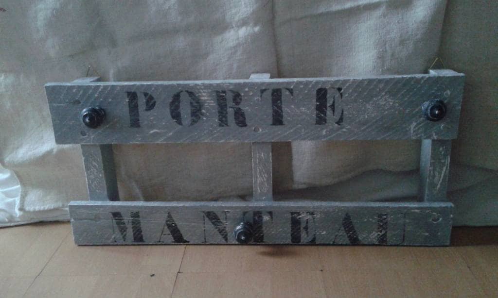 Palette Transformée en Porte Manteau Patiné Gris Gustavien