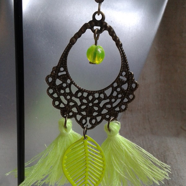 boucles d'oreilles "feuille et pompons jaunes fluos"