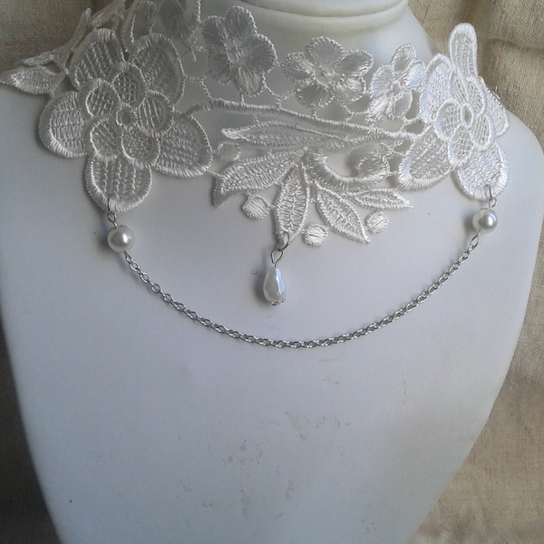 collier ras de cou " applique blanche et perles"