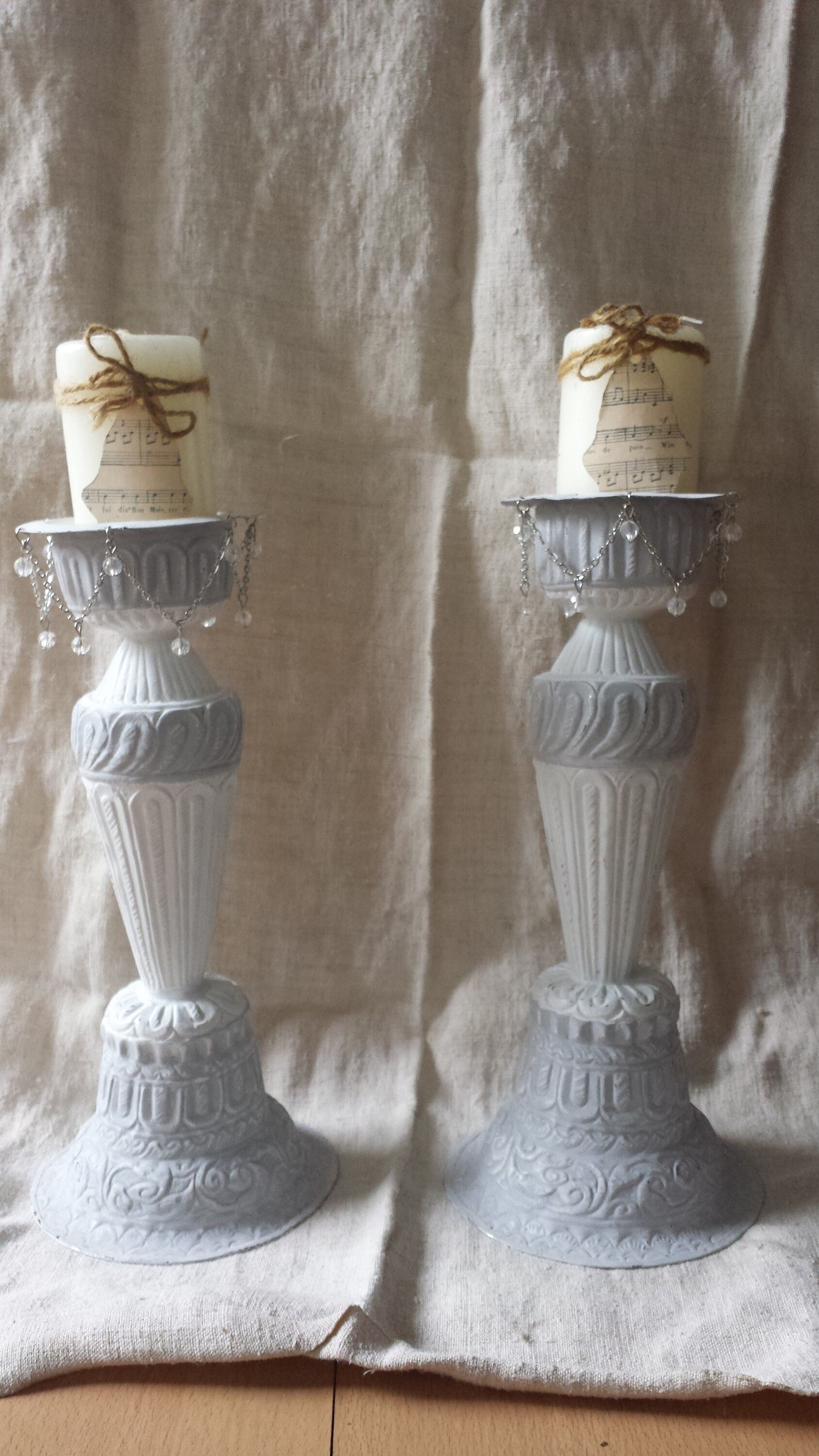 Deux Piques Cierges Patinés Blancs et Gris