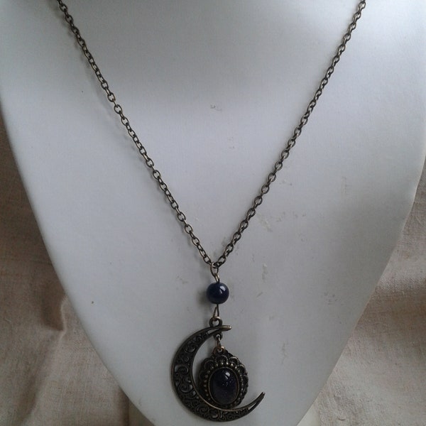 collier "croissant de lune et cabochon goldstone bleu nuit"