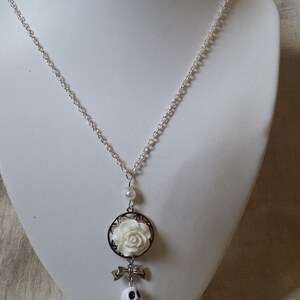 necklace "white flower and skull"