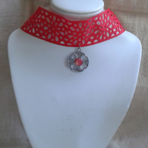 collier ras de cou "ruban rouge et croix noeud celtique"