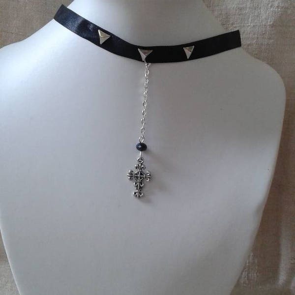collier ras de cou "ruban noir et croix argentée"