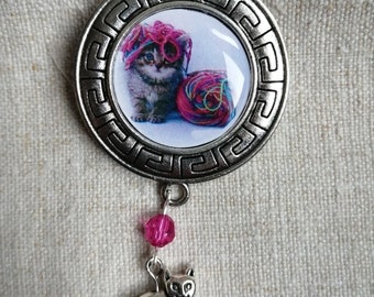 Brooch "cat and ball of wool"