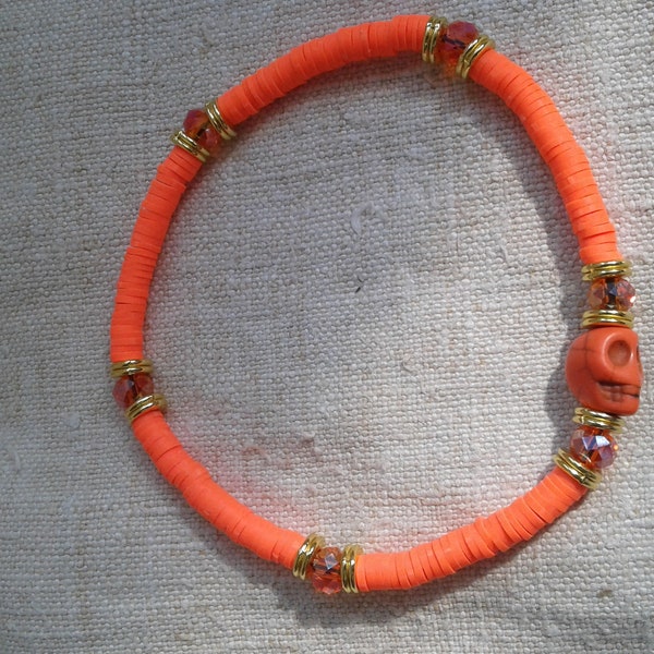 bracelet "perles Heishi et tête de mort oranges"