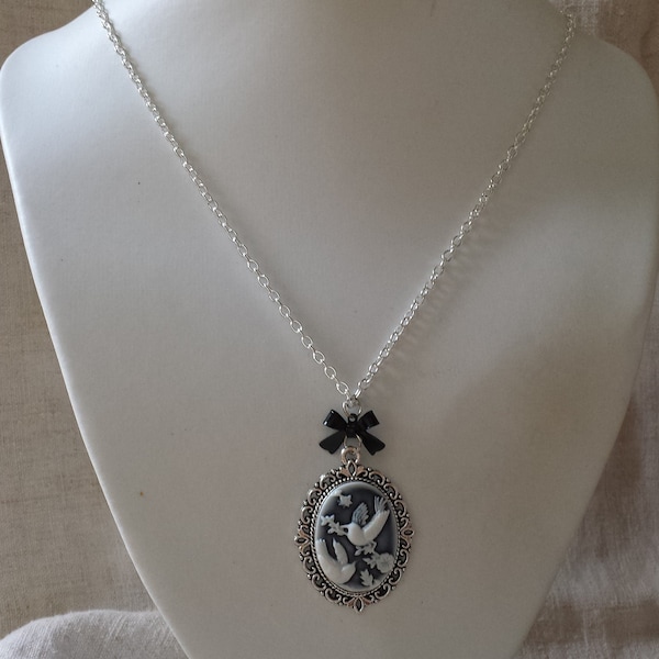 collier "oiseau et noeud noir"