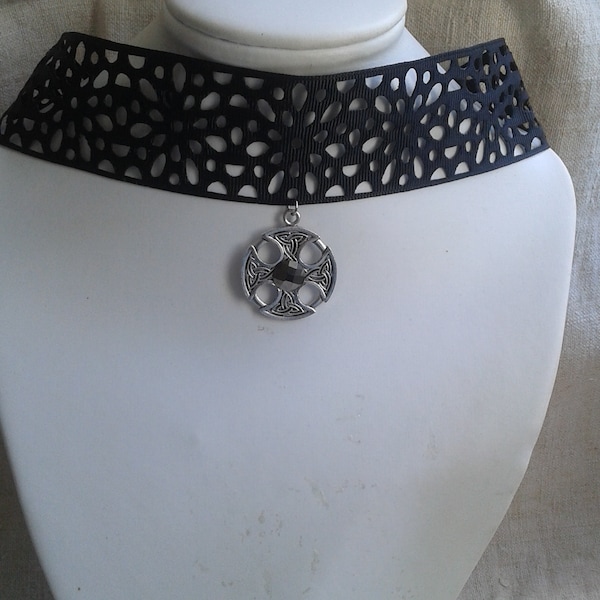 collier "ruban noir et croix noeud celtique"