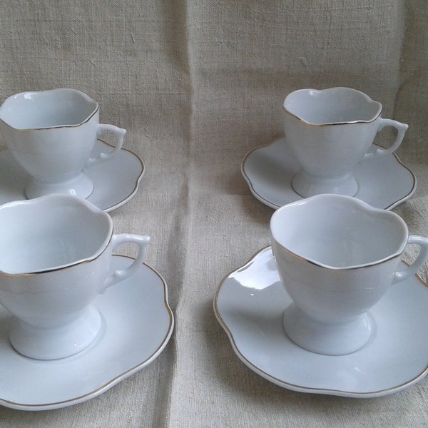 4 tasses, en porcelaine MVX