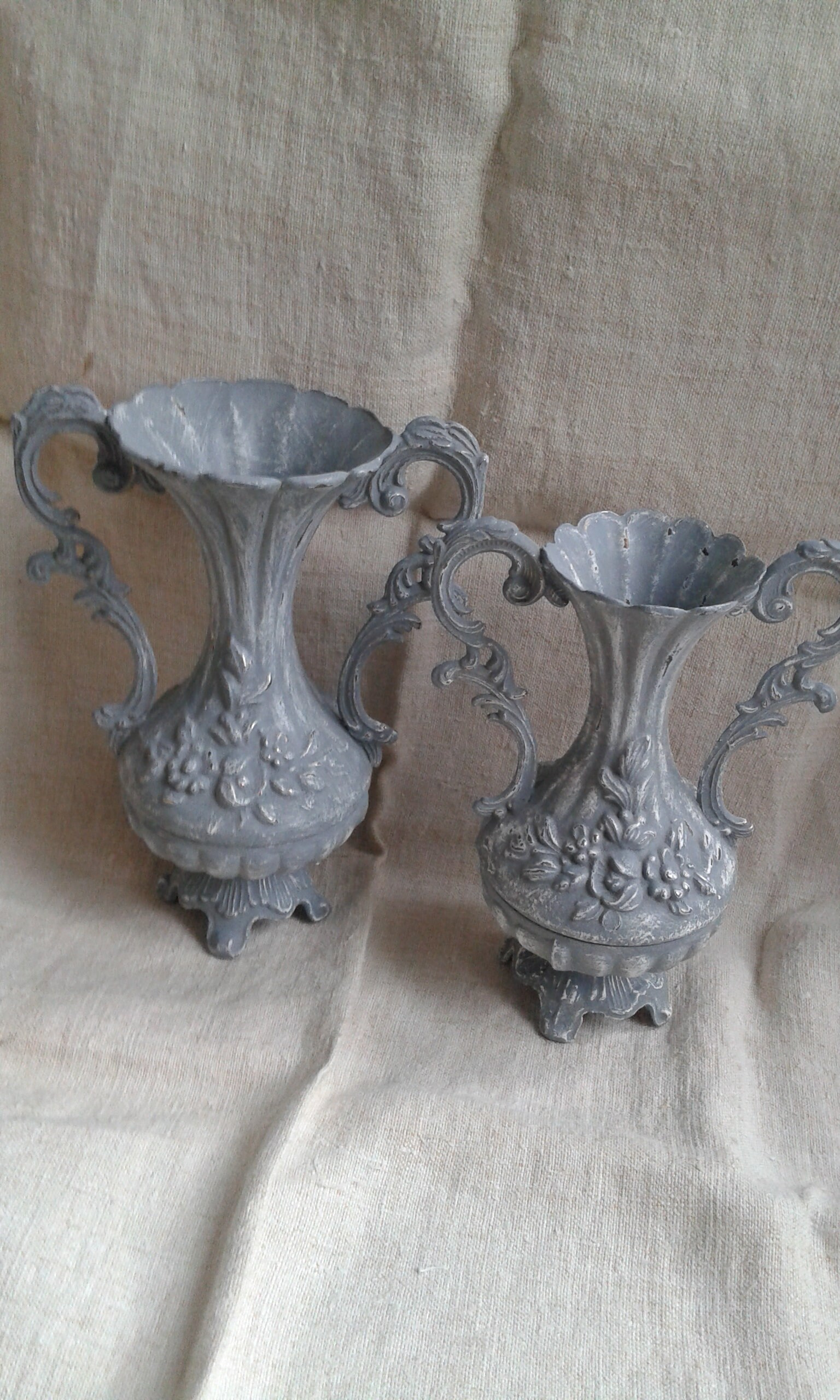 Lot de 2 Vases Patinés Blancs et Gris Gustavien