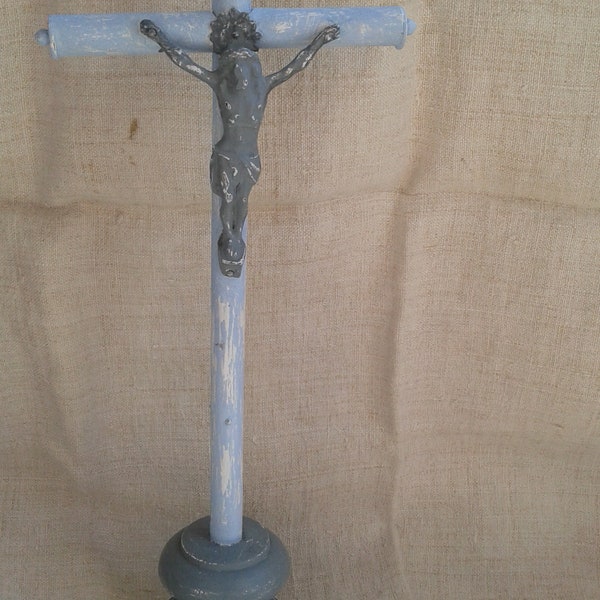 crucifix sur pied patiné gris gustavien et bleu