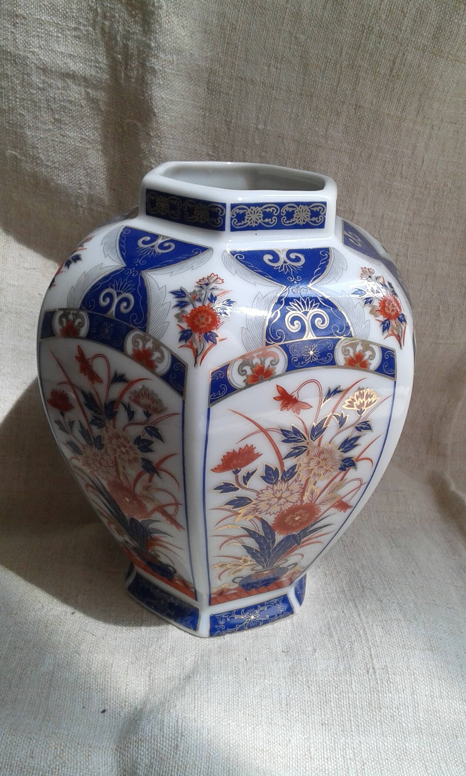 Vase, Motifs Fleuris, en Porcelaine