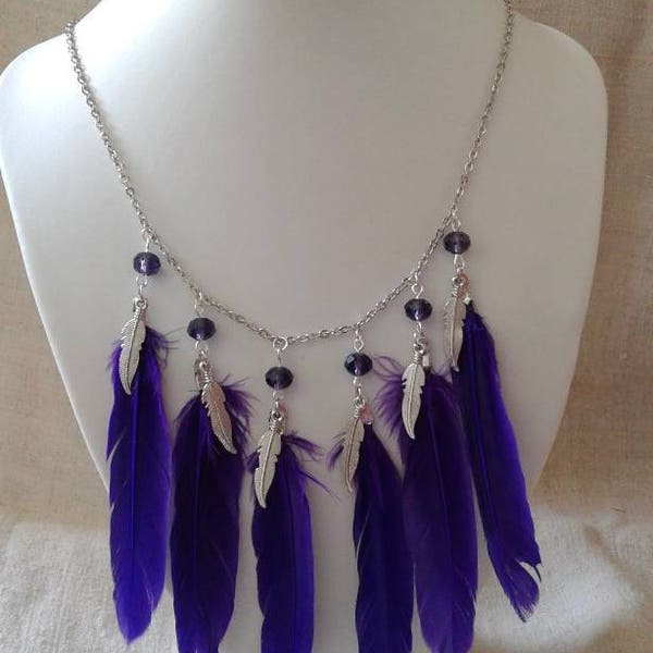 collier "plumes violettes et perles facettes"