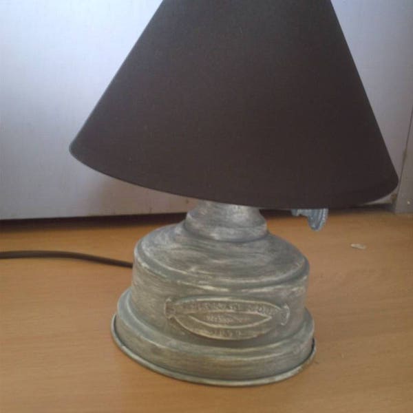 lampe à pétrole, électrifiée, patinée gris gustavien